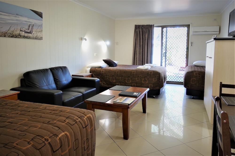 PACIFIC PALMS MOTOR INN 41/64