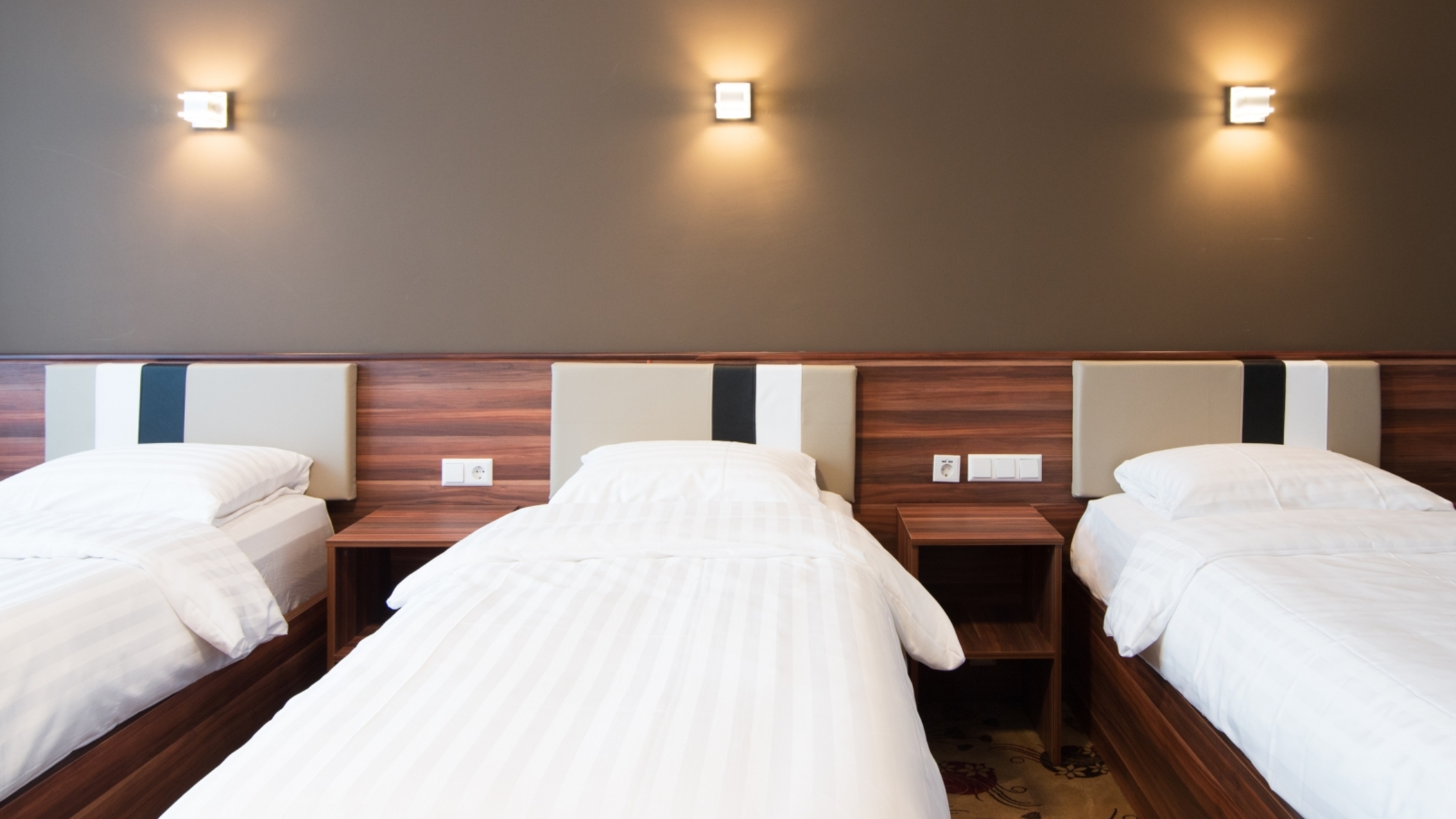 HOTEL KING'S COURT 3/19