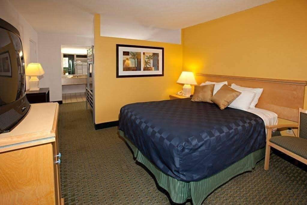 STANDARD, KING BED, POOL VIEW