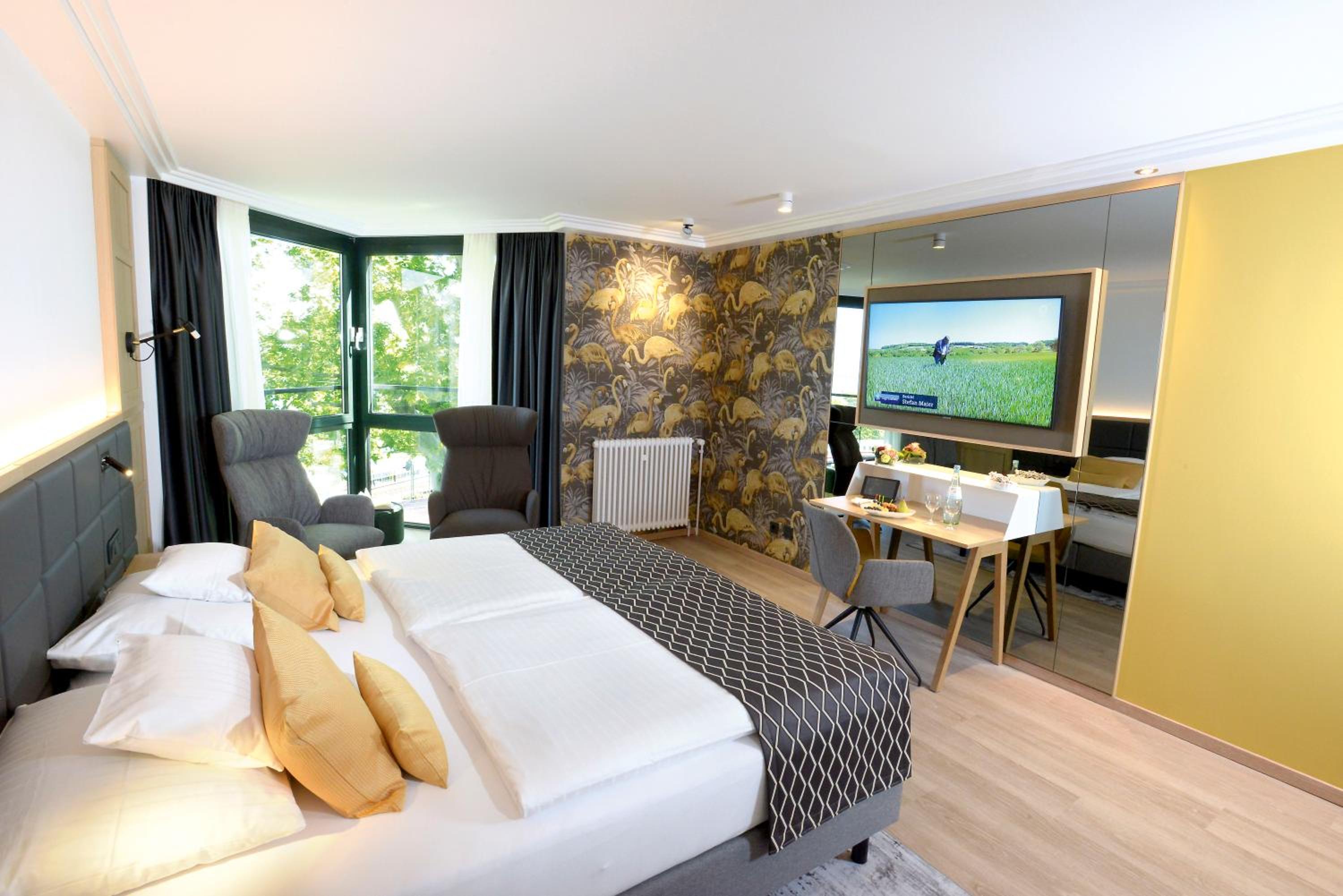 Plus, Superior, King Bed, Side Sea View