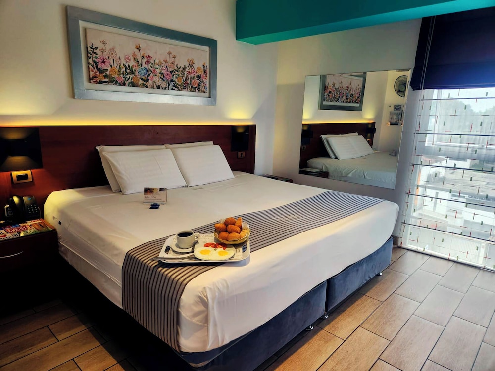 ROOM, DOUBLE BED
