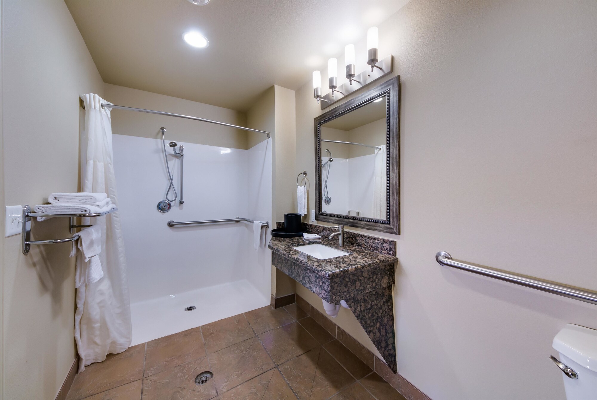 غرفة كومفورت بسريرين كوين بغرفتي نوم، Motel 6 Floresville Tx 6/6