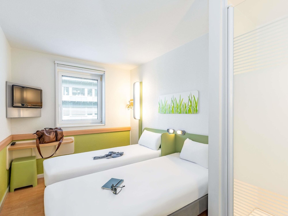 ROOM, DOUBLE BED