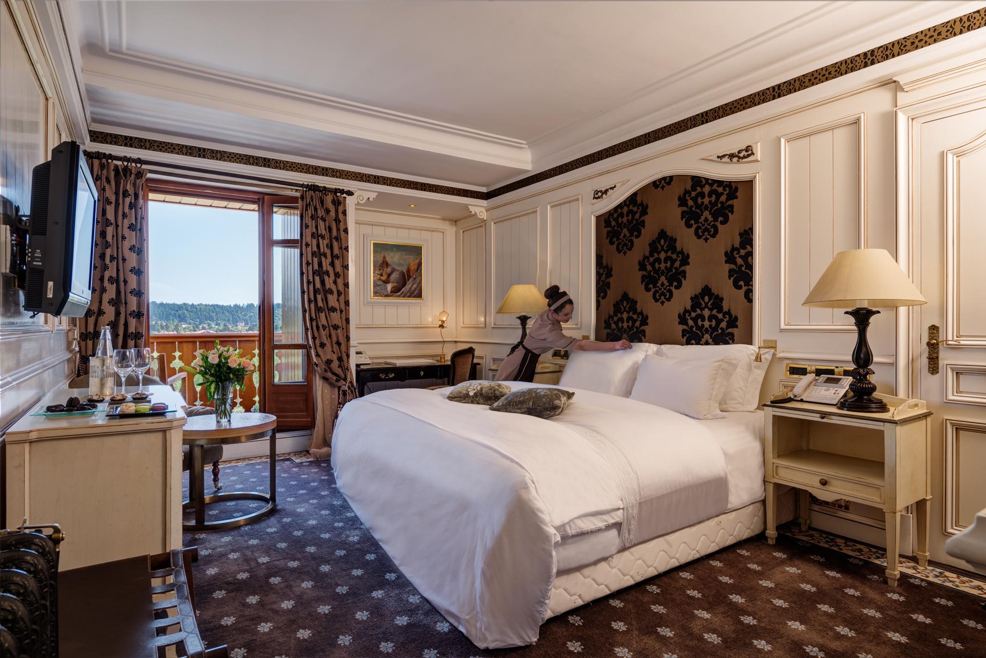 Deluxe, Queen Bed, Forest Side