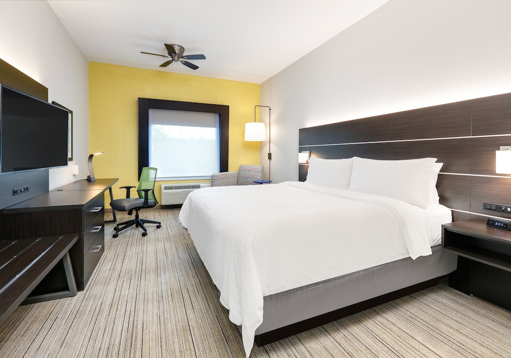 Holiday Inn Express Hotel Suites Cleburne 15/76