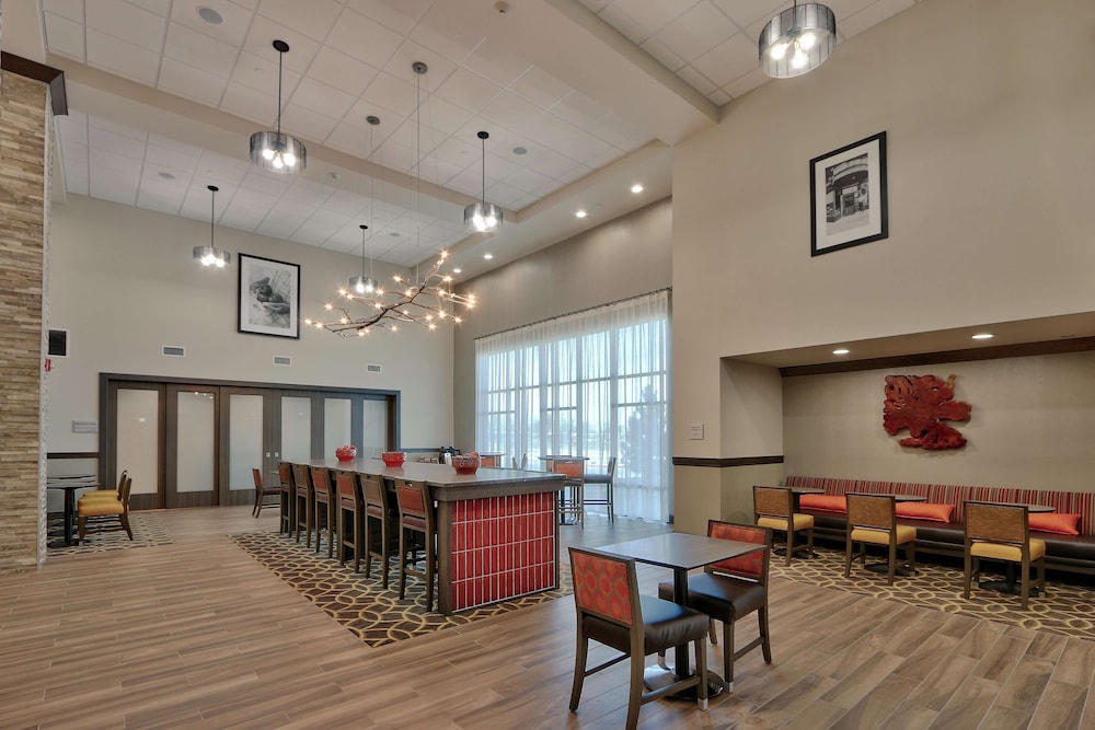 Hampton Inn and Suites Artesia 37/46