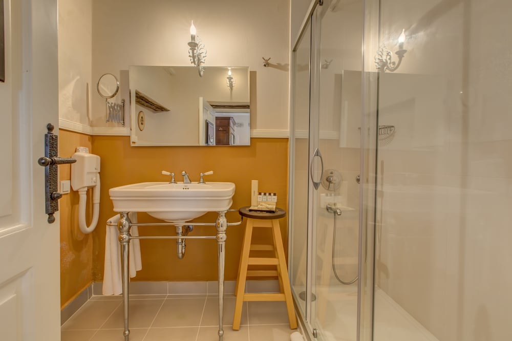 ERENDIRA HOTEL 19/75