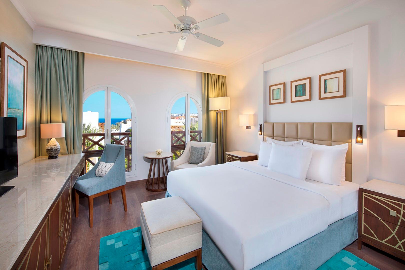 SUPERIOR POOL VIEW ROOM