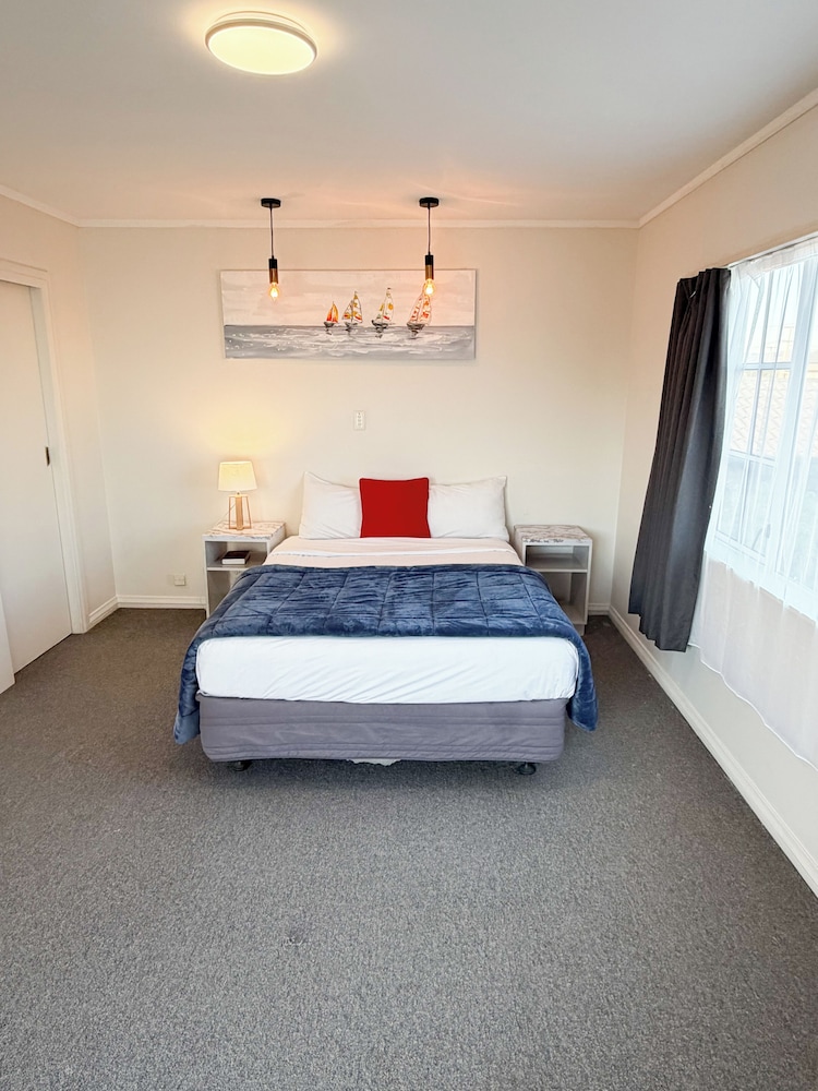 Settlers Motor Lodge 12/43