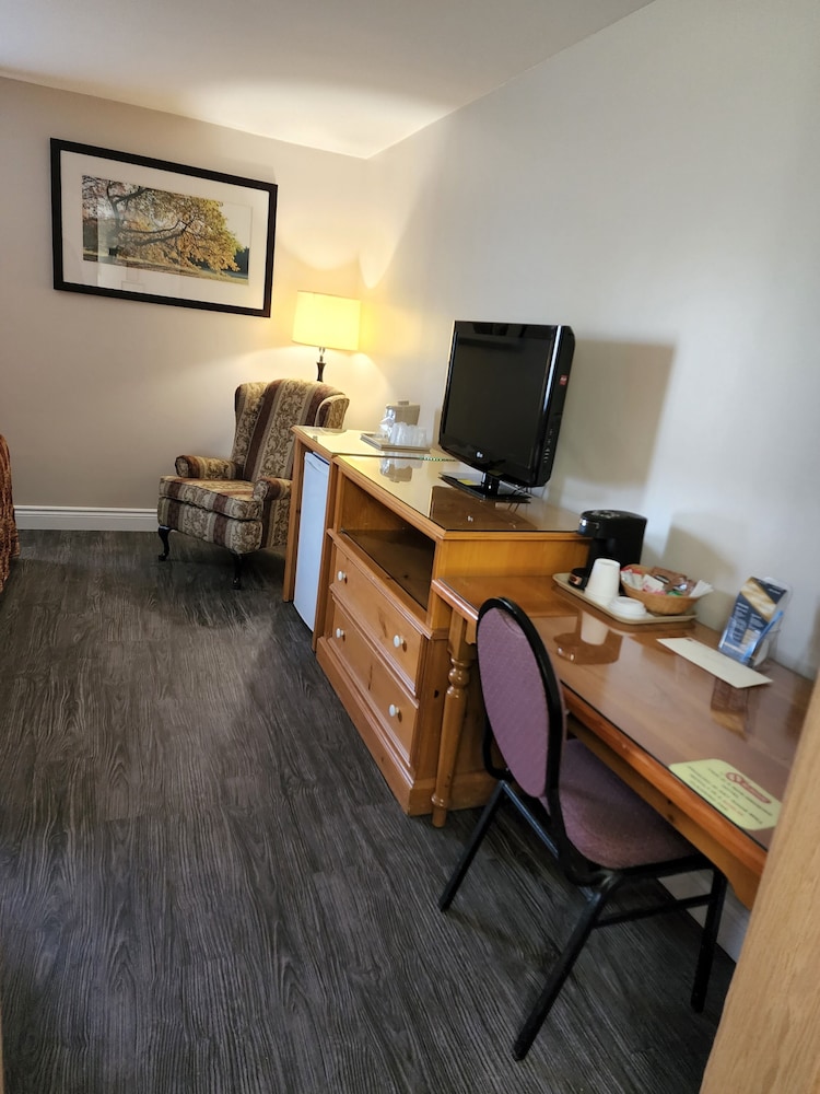 Mcintosh Country Inn & Conference Centre 57/69