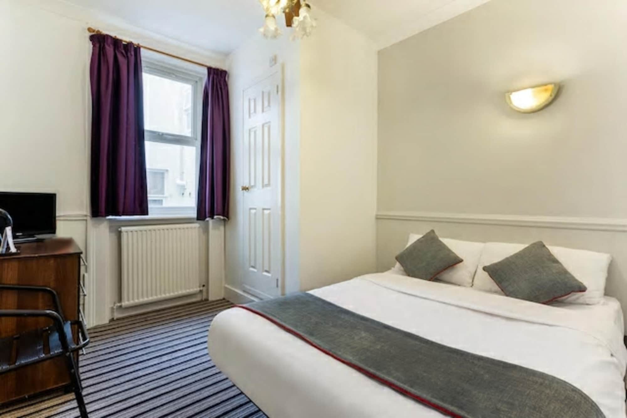 BASIC, DOUBLE BED, SHARED BATHROOM