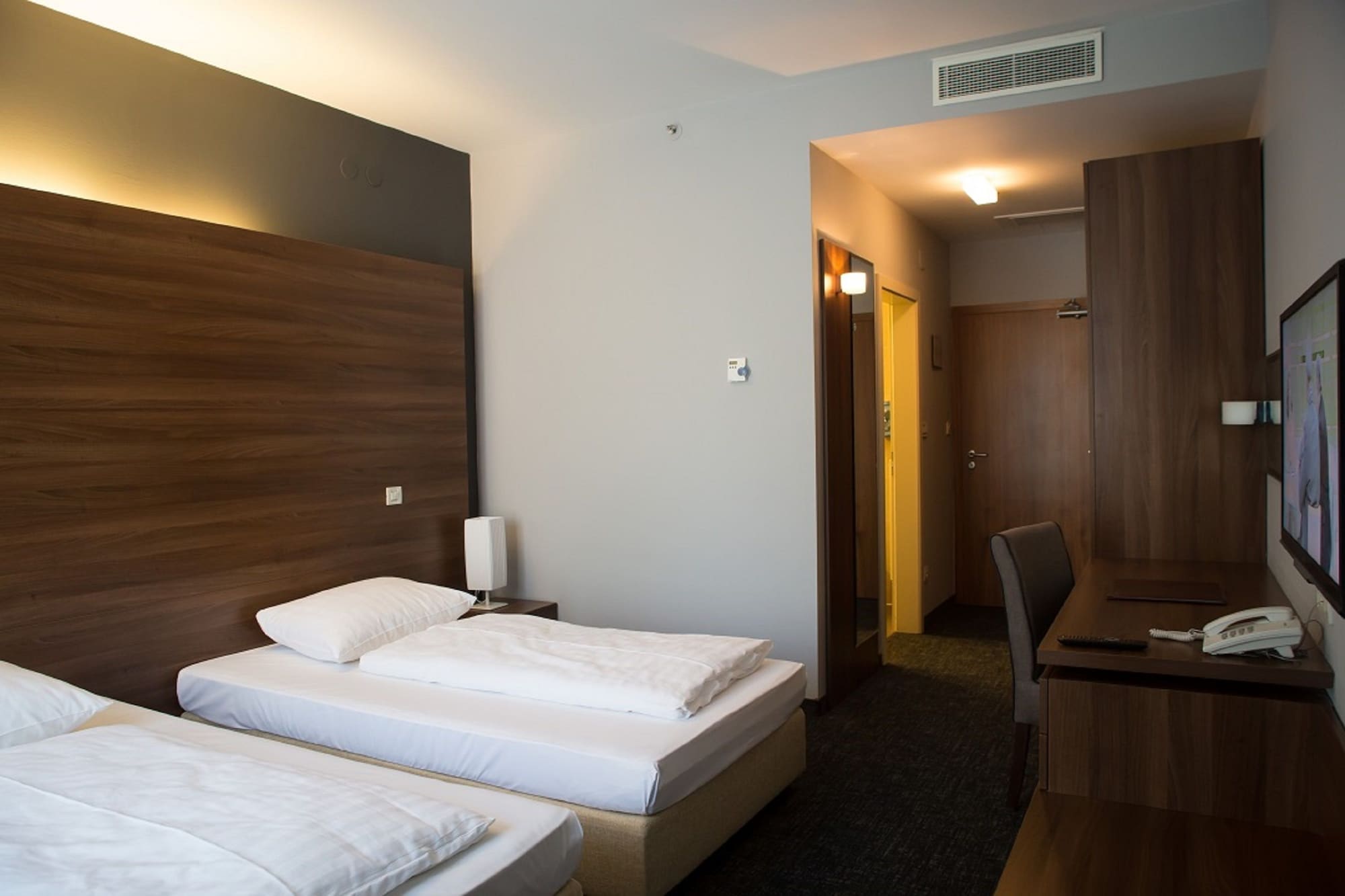 COMFORT, TWIN BEDS