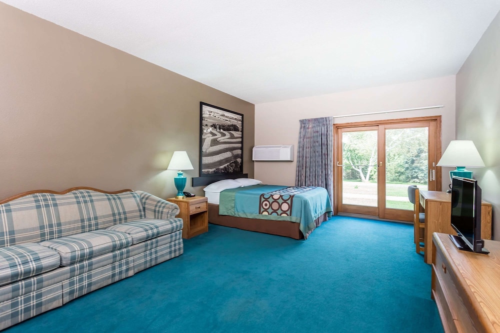Baymont Inn and Suites by Wyndham Platteville 9/13