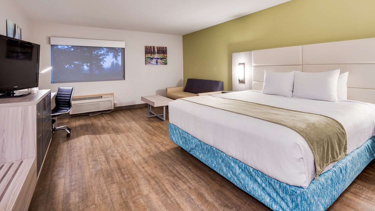 غرفة بسرير كينج