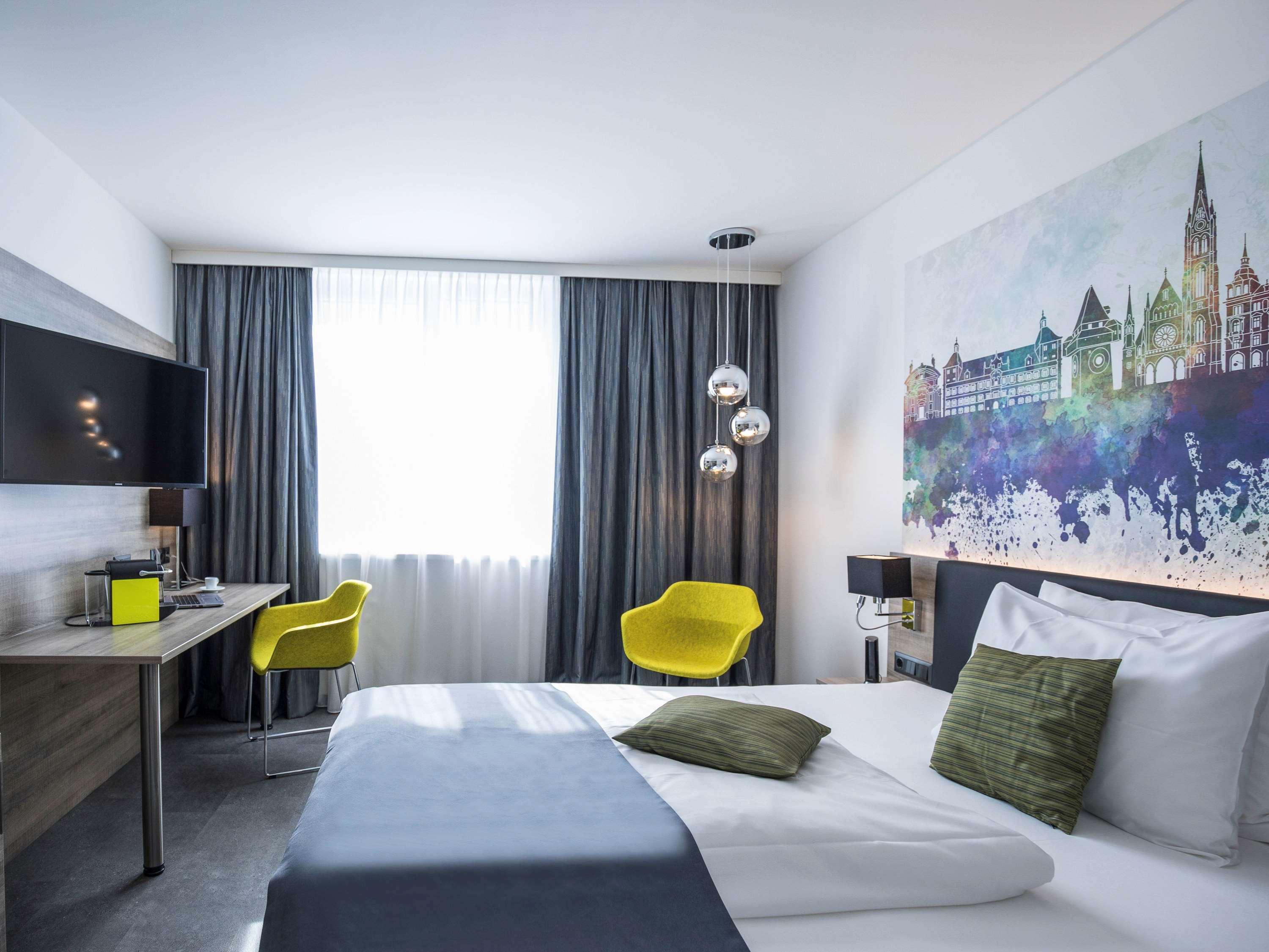 EXECUTIVE, SUITE