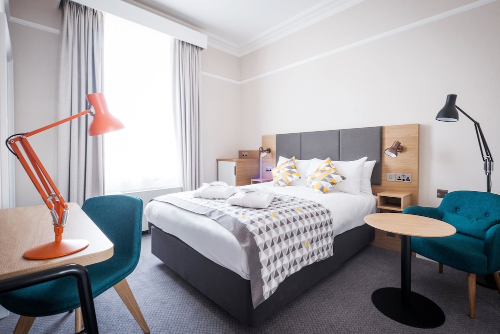 Holiday Inn Farnborough by IHG 27/74