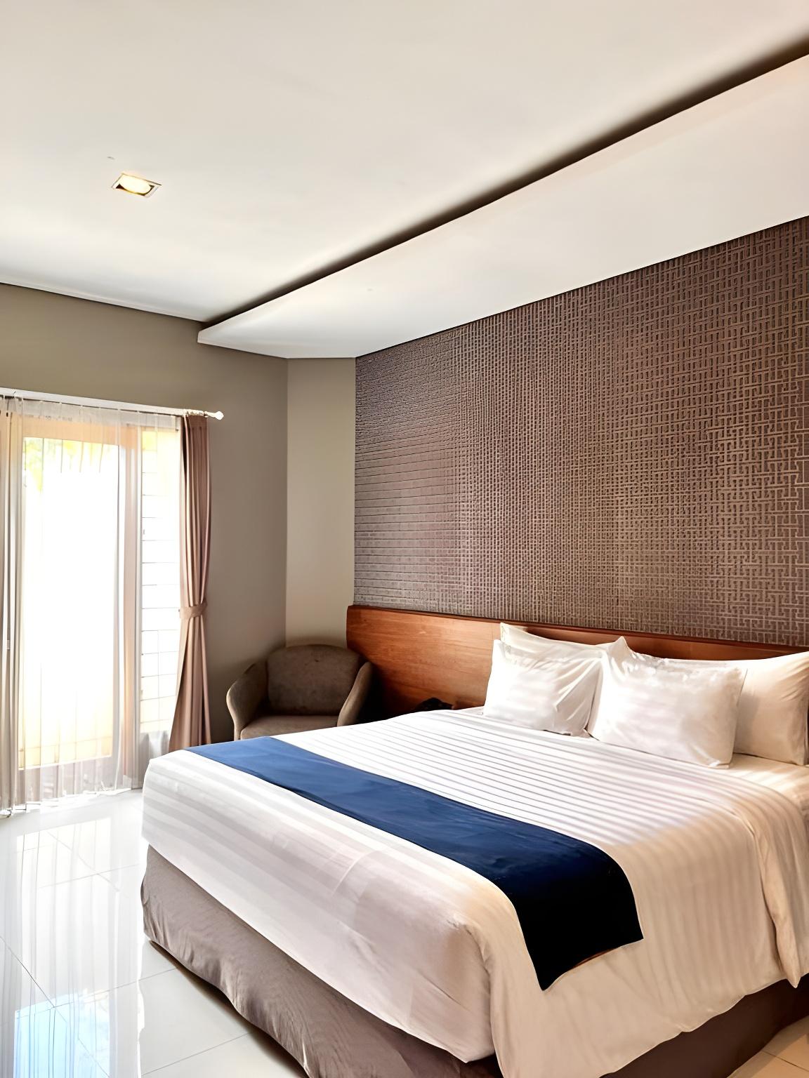 Deluxe, King Bed, Pool Access