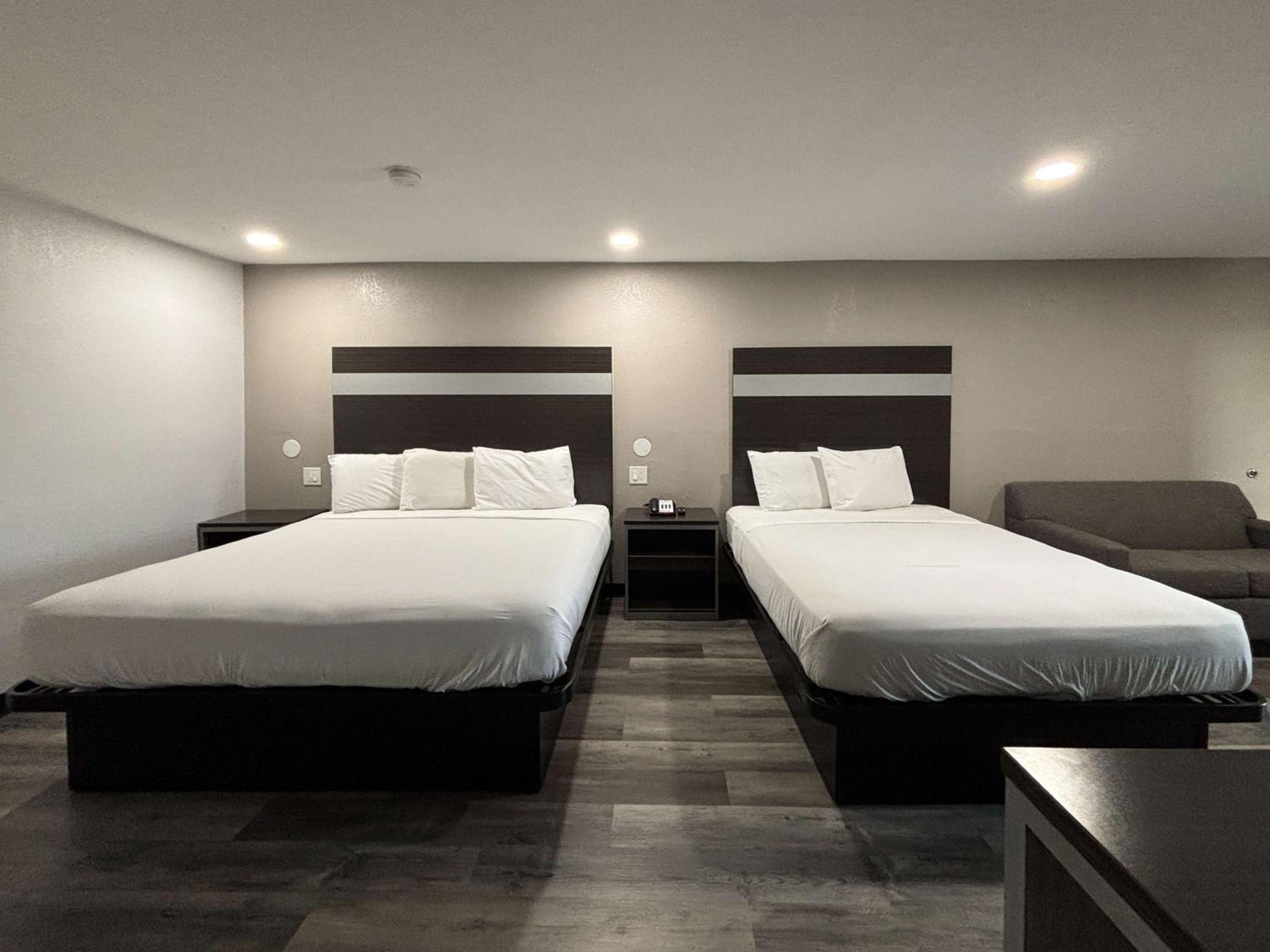 2 Queen Beds - Non-Smoking, Micfridge، Motel6 La Porte, TX 2/10
