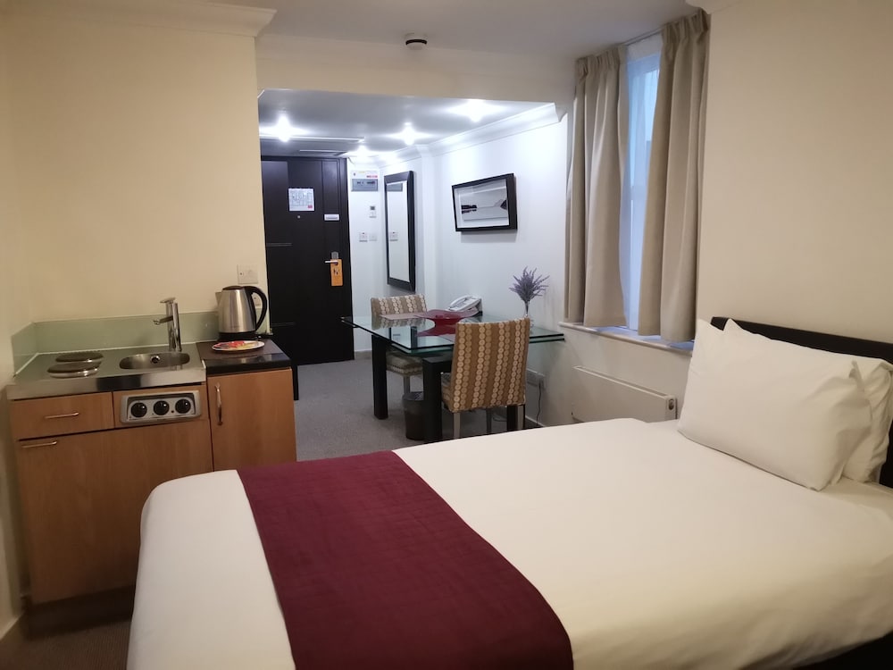 Basement, Twin Beds، The Royale Chulan Hyde Park 2/7