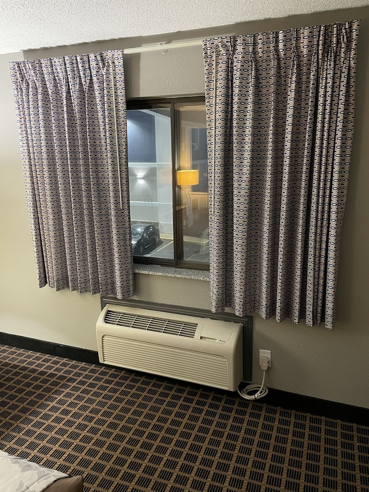 Economy Inn Suites Cedar Rapids 50/50