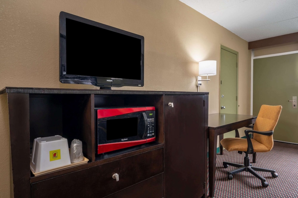 Super 8 by Wyndham Perrysburg - Toledo 24/28
