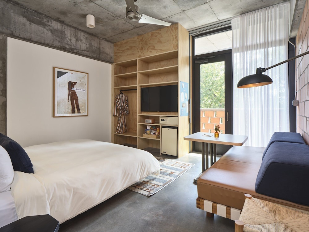 ROOM, KING BED
