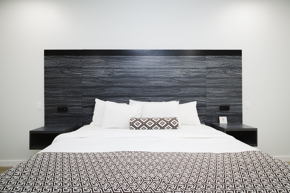 Sapphire Inn & Suites- Deer Park 19/36