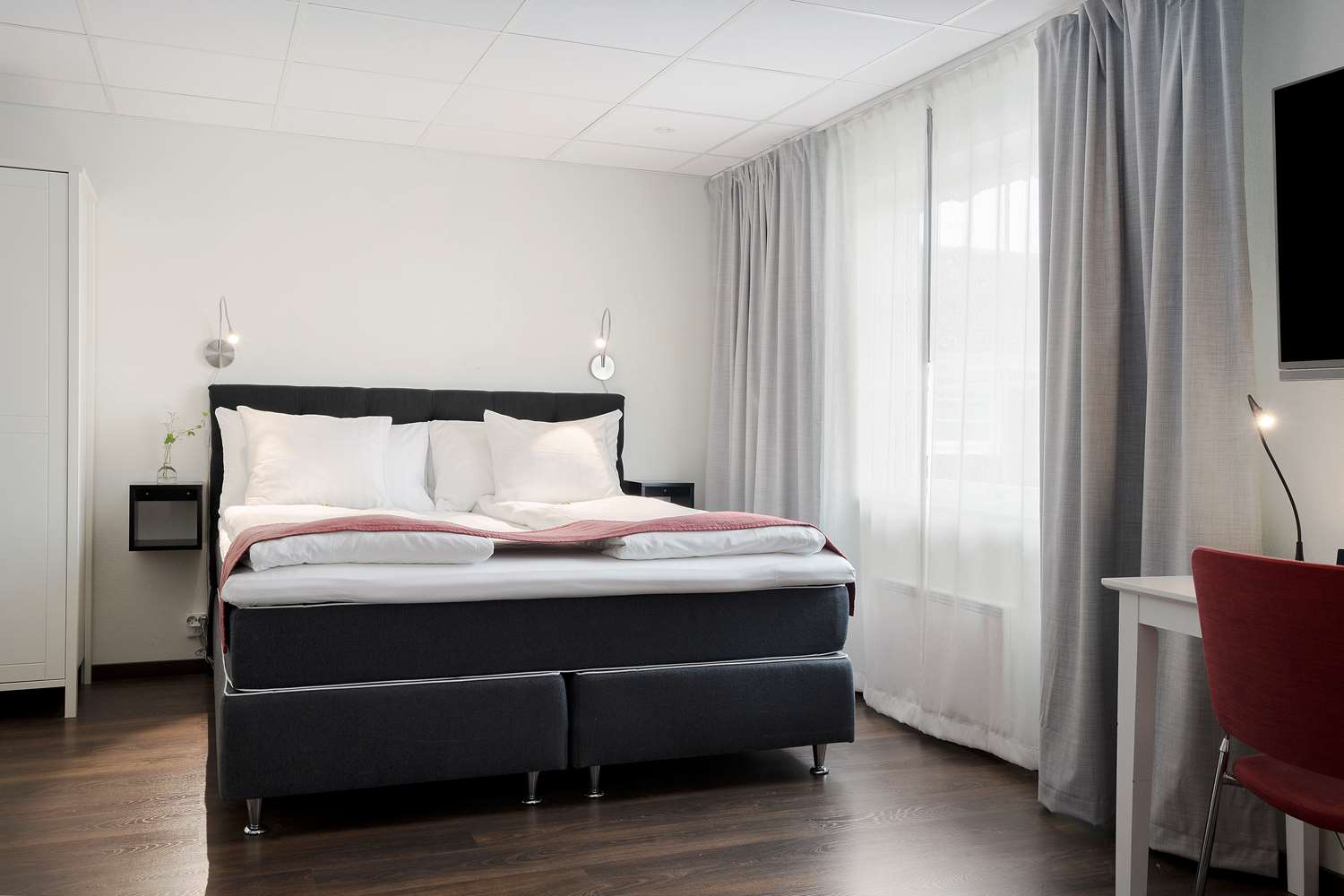 Family, Twin Beds, Sofa