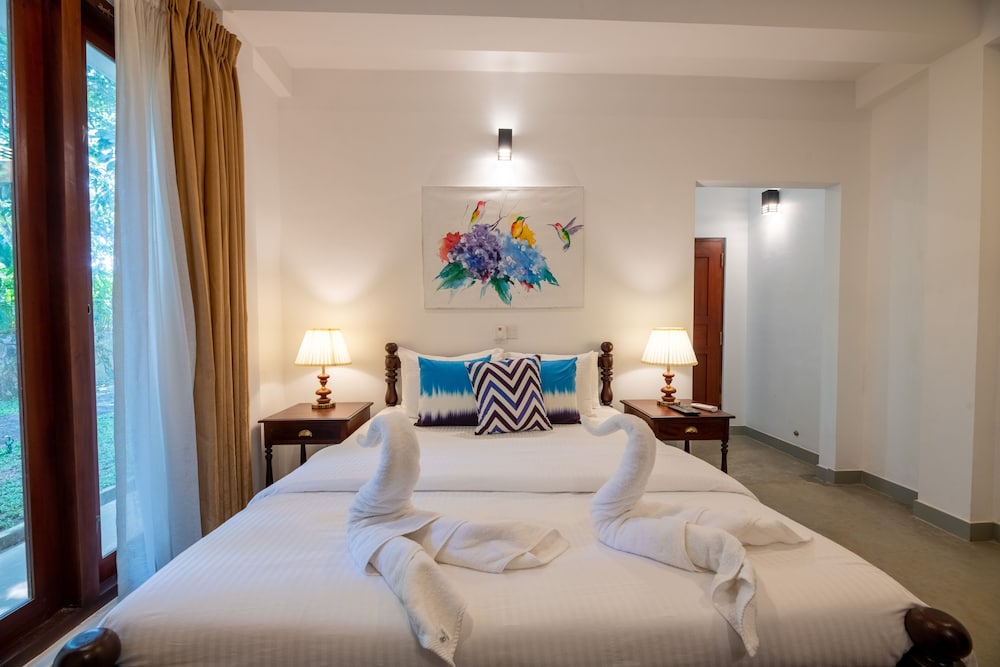 DELUXE, QUEEN BED, GARDEN VIEW