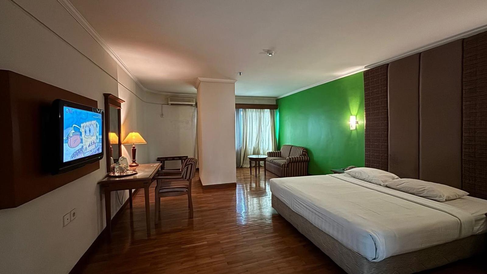 Hotel Mega Cikini 12/28