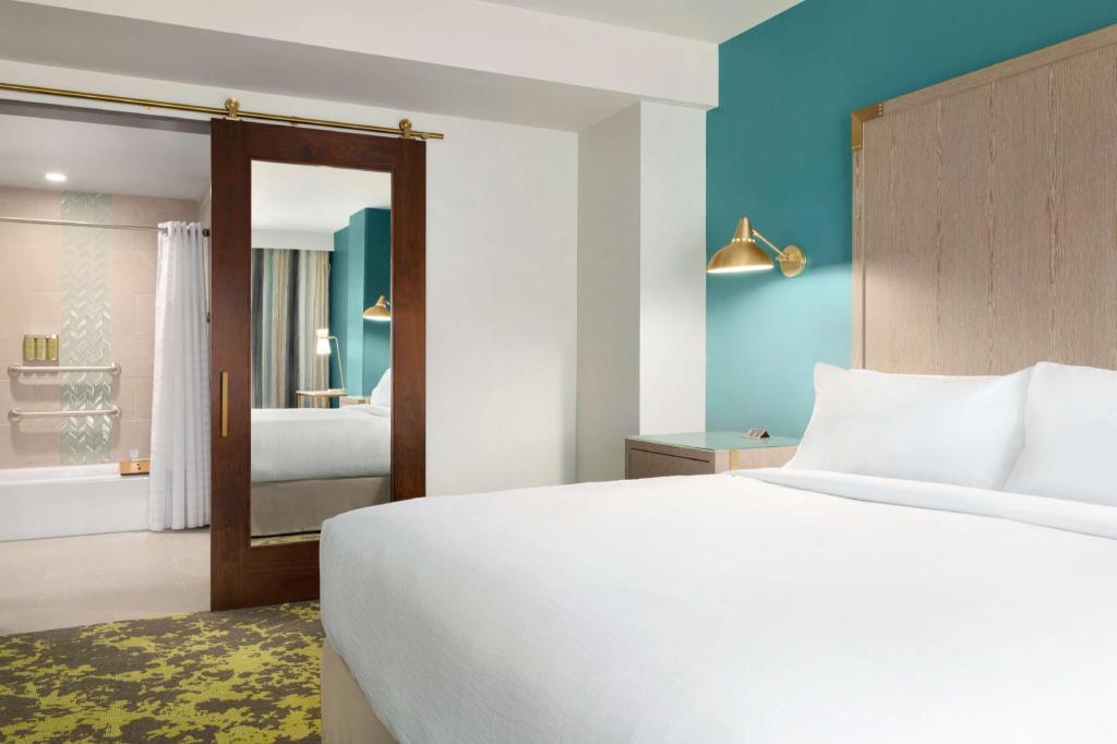 2 Rooms, Suite, King Bed, Sofa, Accessible