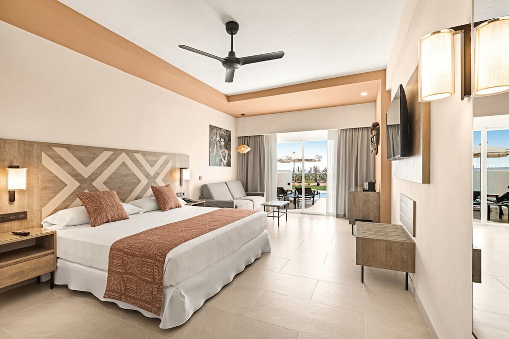 غرفة بسرير مزدوج بإطلالة على البحر بشرفة مع أريكة، Hotel Riu Baobab 2/3