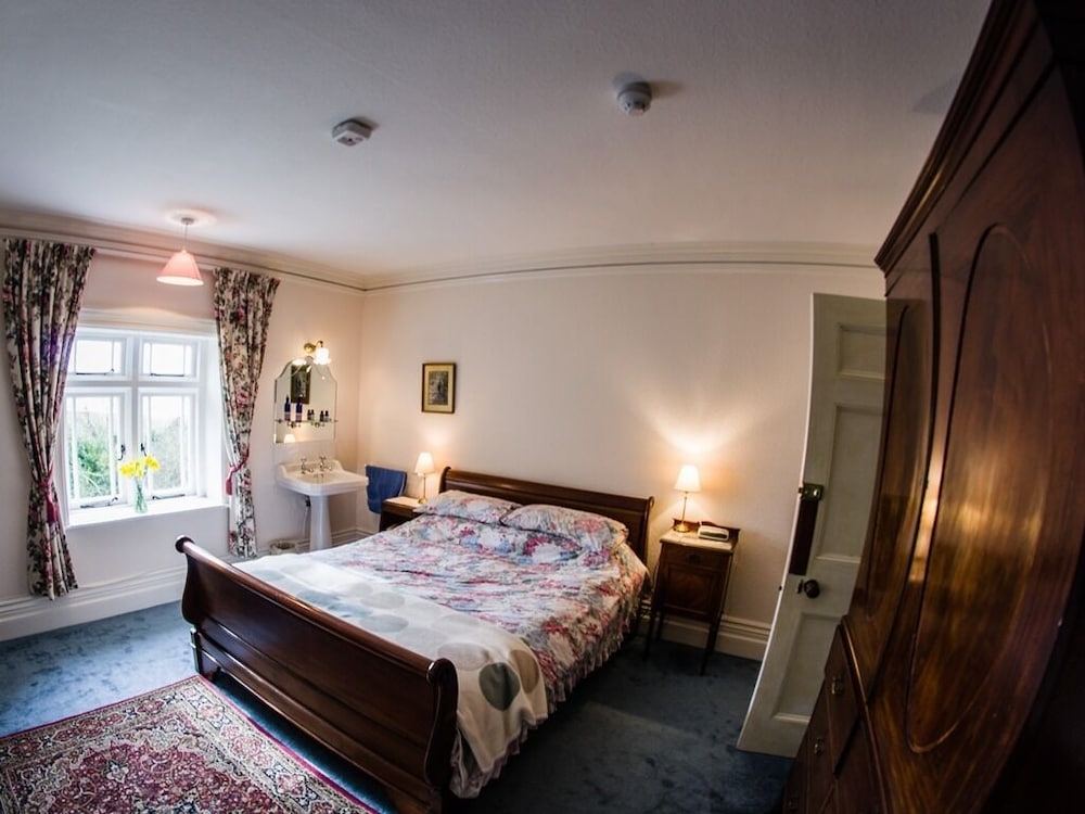 Lisle Combe 7/50