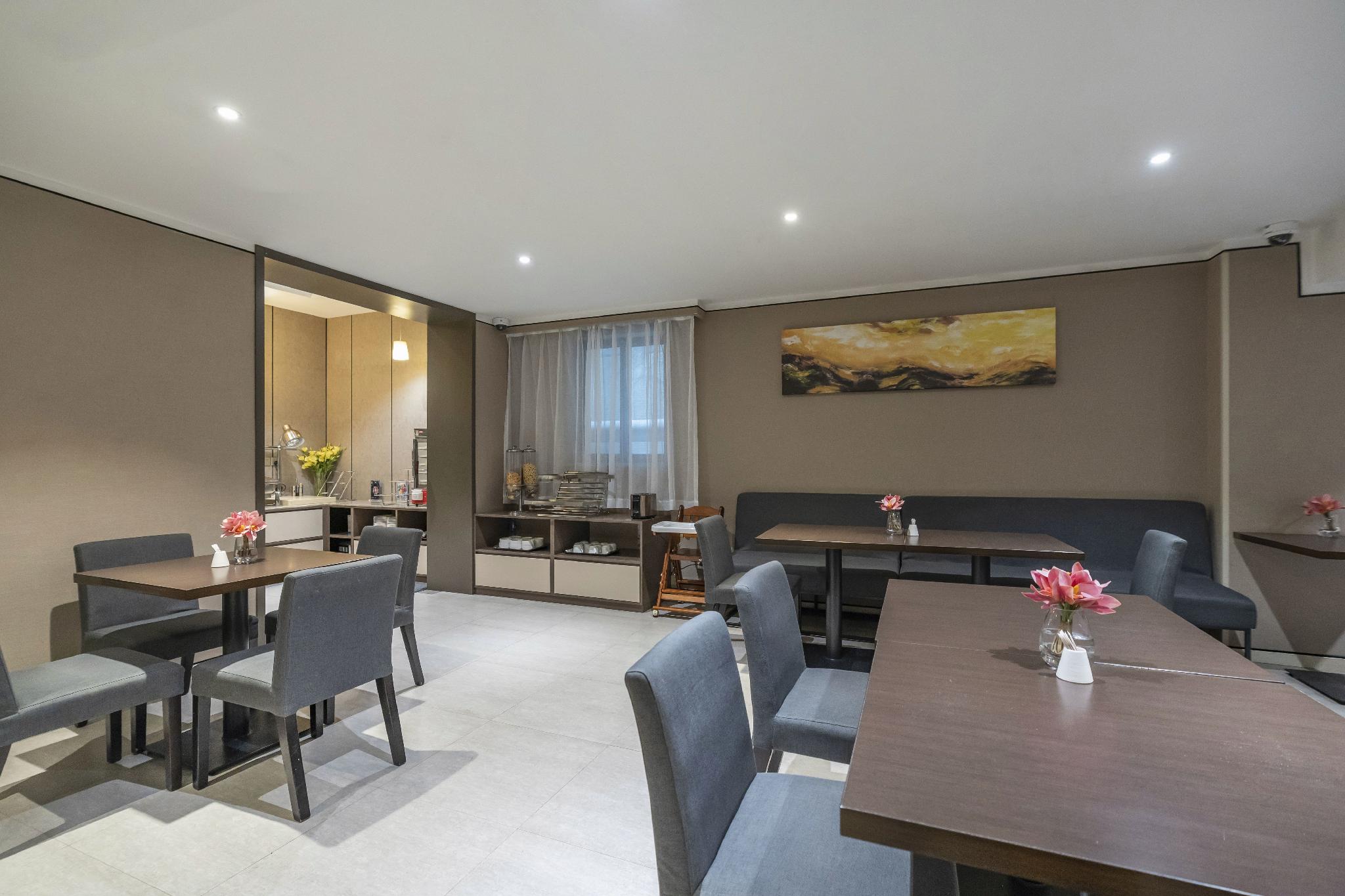 Home Inn Plus (Shanghai Hongqiao Road Metro Station) 36/42