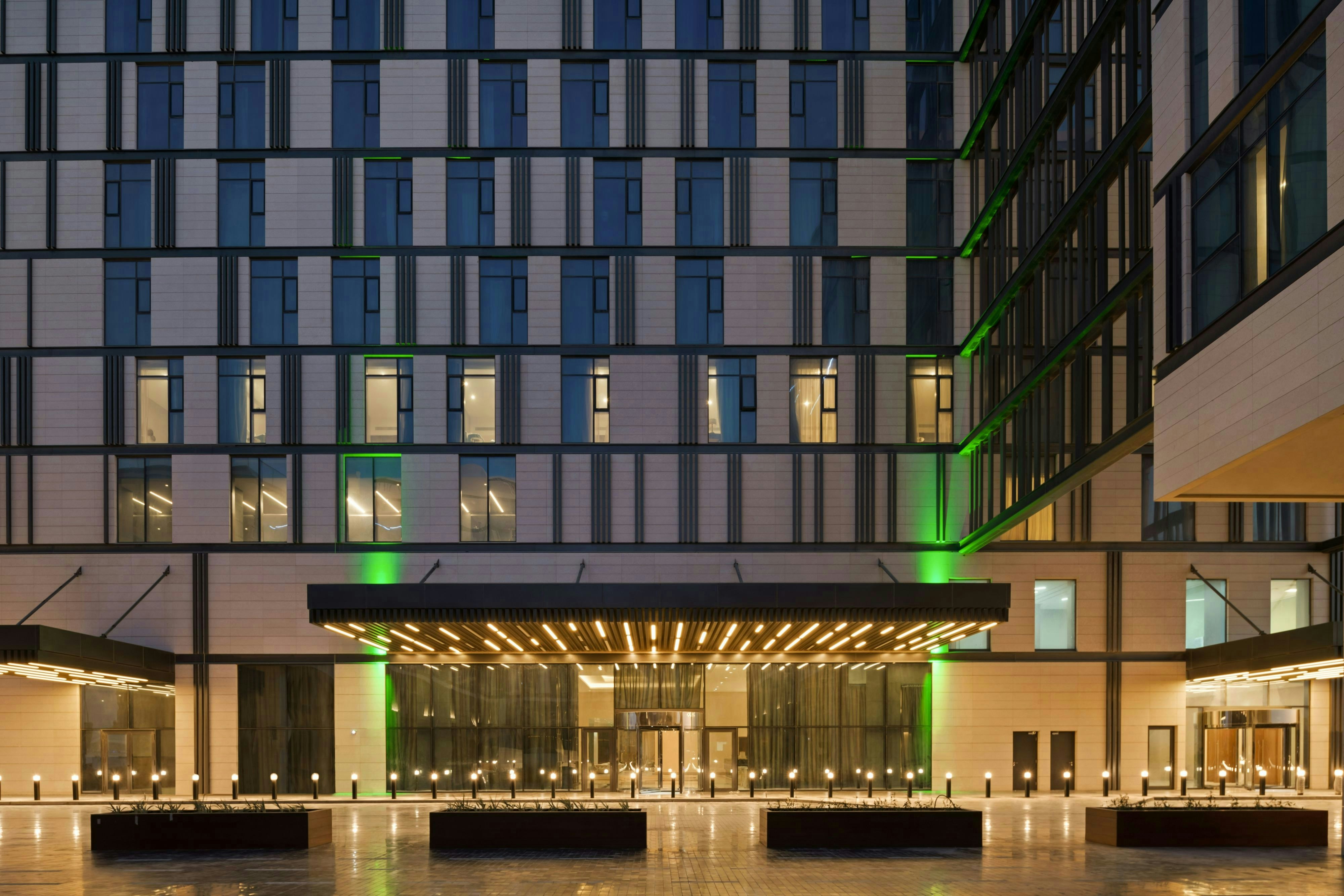 Holiday Inn Dubai Al Maktoum Airport 8/82