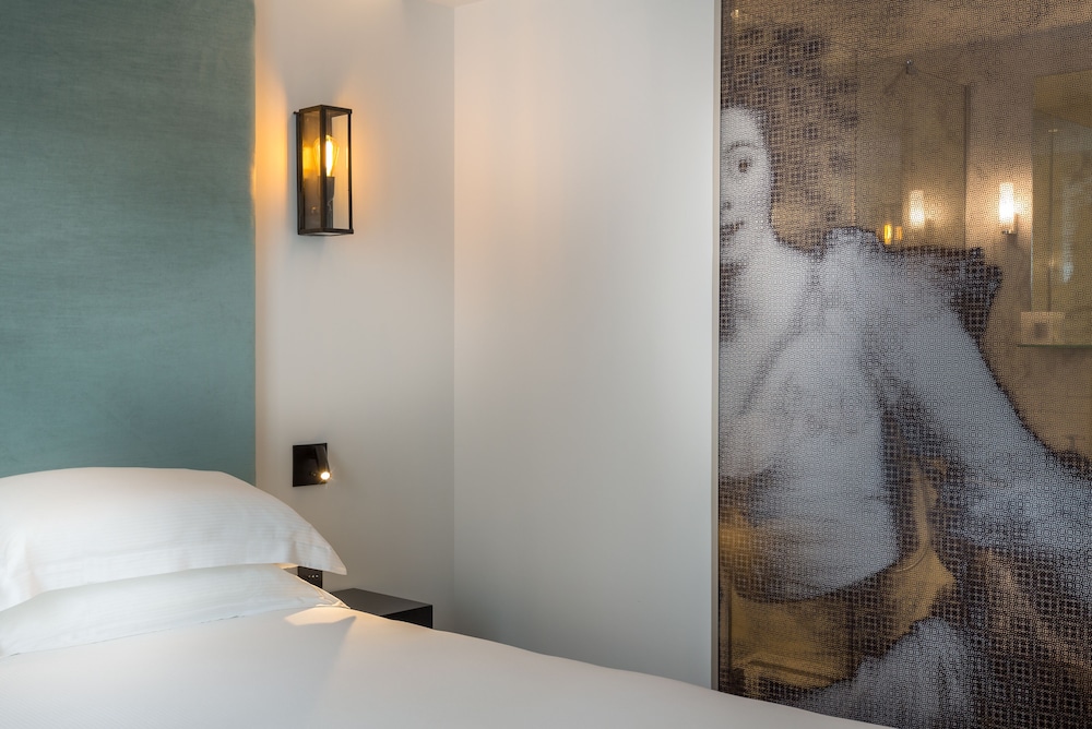 HOTEL LA COMTESSE 25/59
