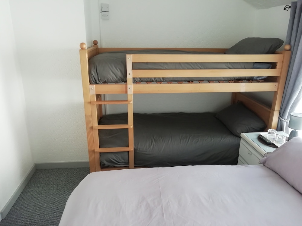Trianon Guest House 16/30