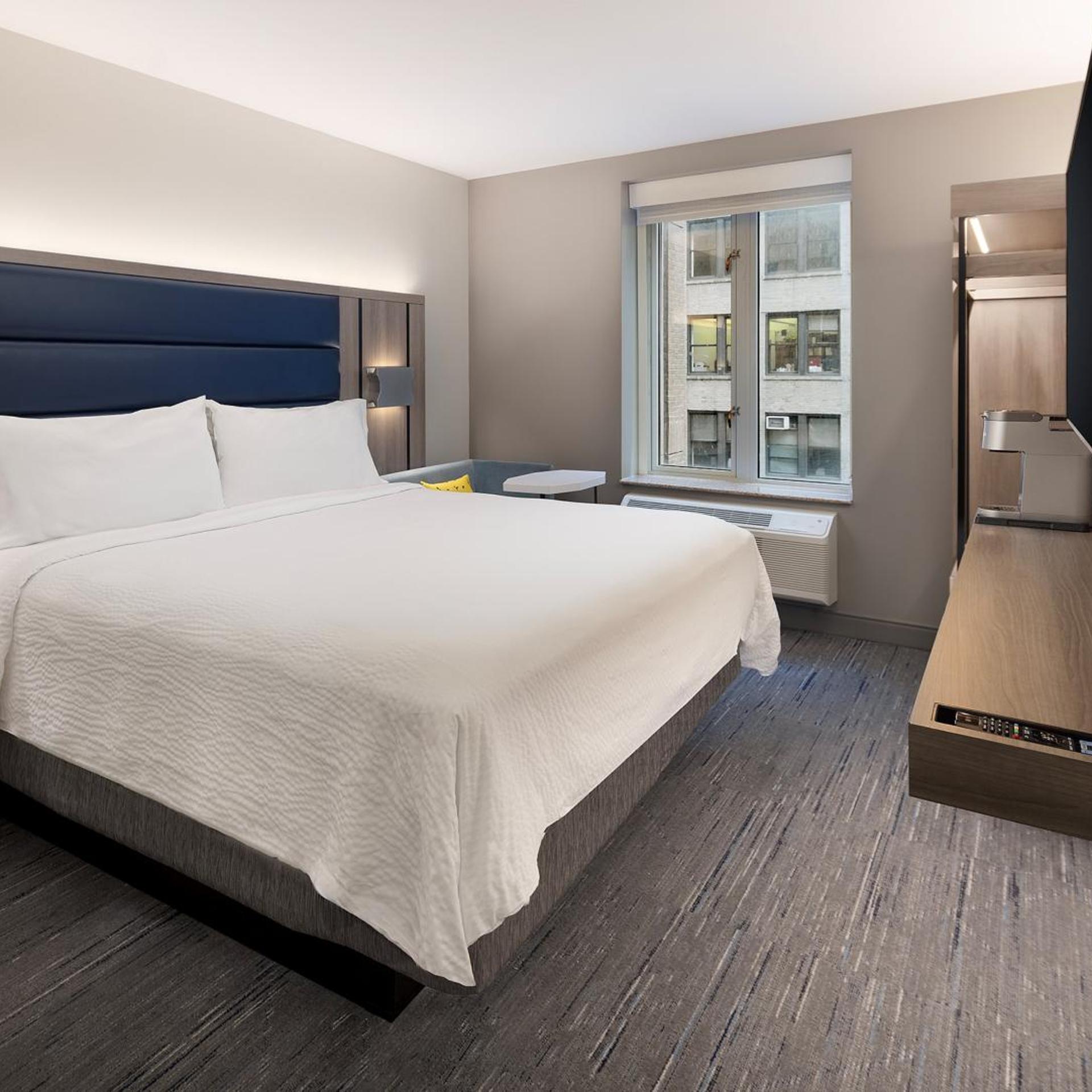 Room, King Bed, Hot Tub, Holiday Inn Express - New York City Chelsea 3/10