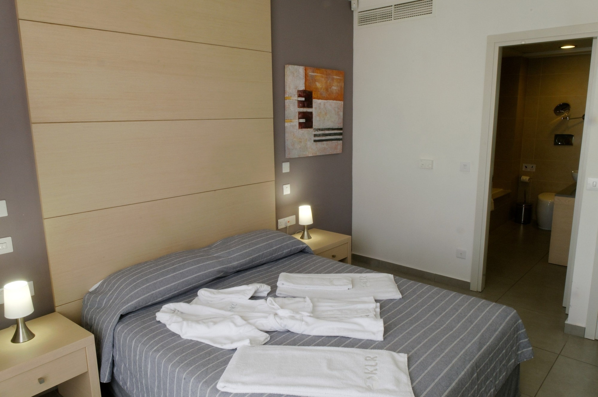 ROOM, DOUBLE BED, CITY VIEW