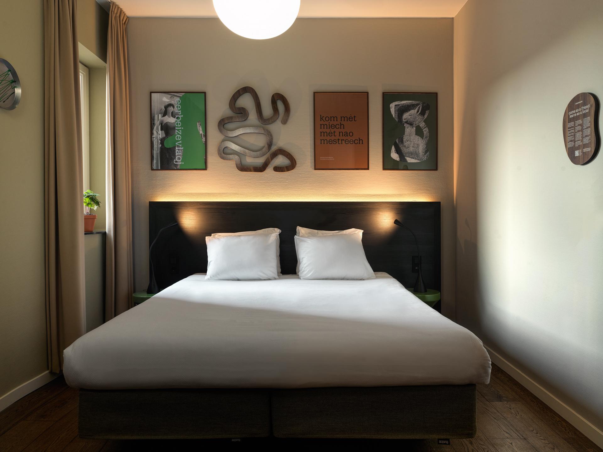 Medium, Queen Bed