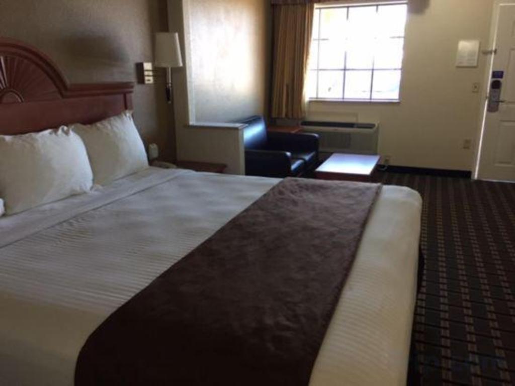 2 Queen Beds - Non-Smoking, Micfridge