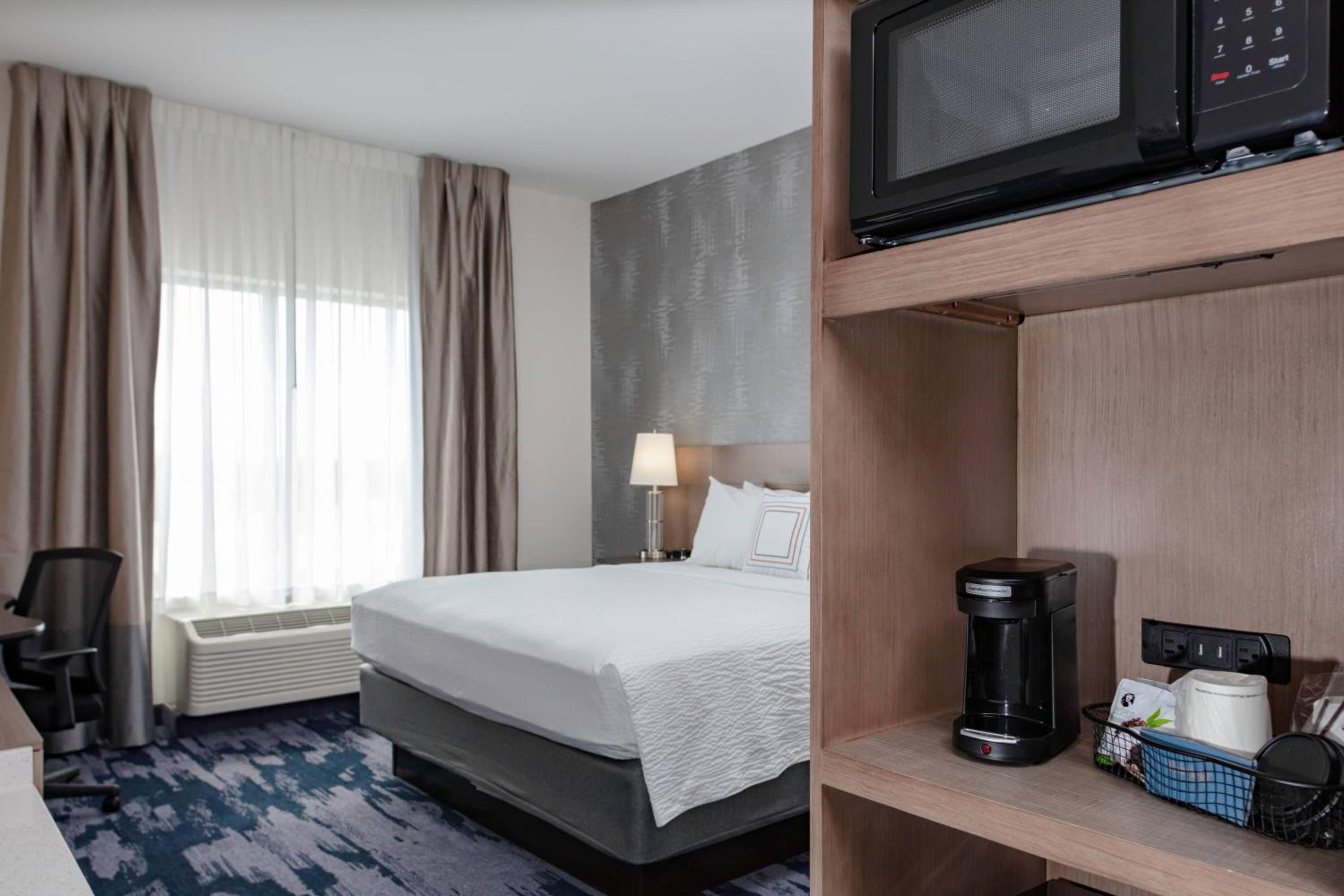 Guest Room, King Bed
