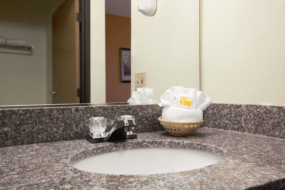 Days Inn by Wyndham Los Lunas 13/33