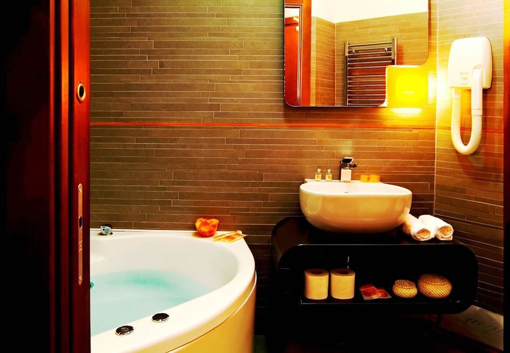 Orange Hotel 20/40