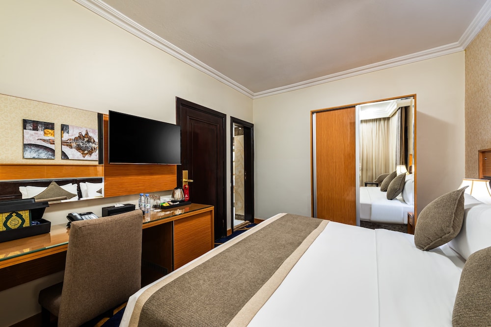 DELUXE, DOUBLE BED