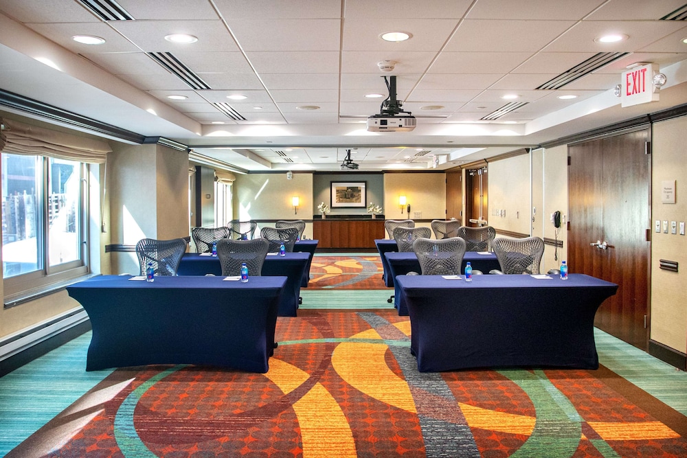 Hilton Garden Inn Bethesda Downtown 56/76