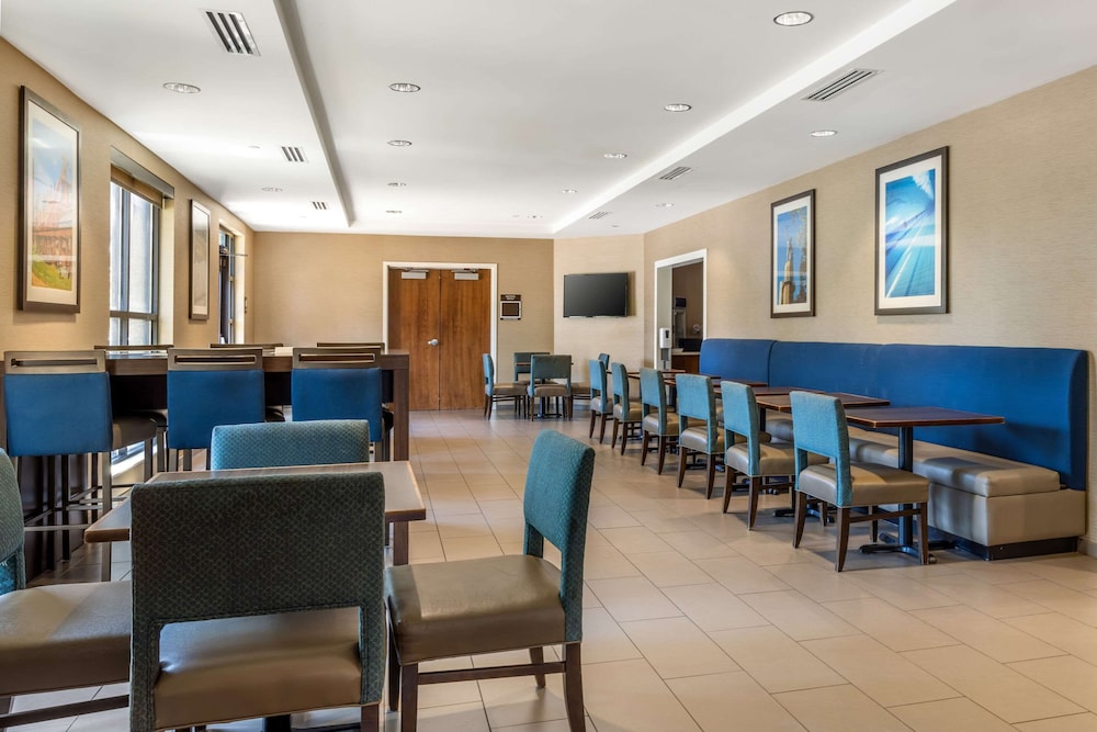 Comfort Inn & Suites At Crossplex Village 34/50