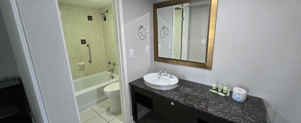 Riverside Inn & Suites by OYO Danville Ceaser Casino 68/68