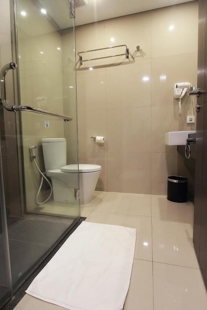 Grandia Hotel 64/66