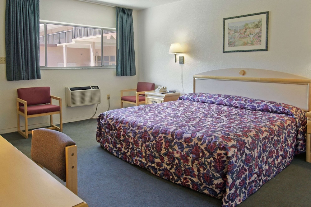 Days Inn by Wyndham Gainesville University 6/17